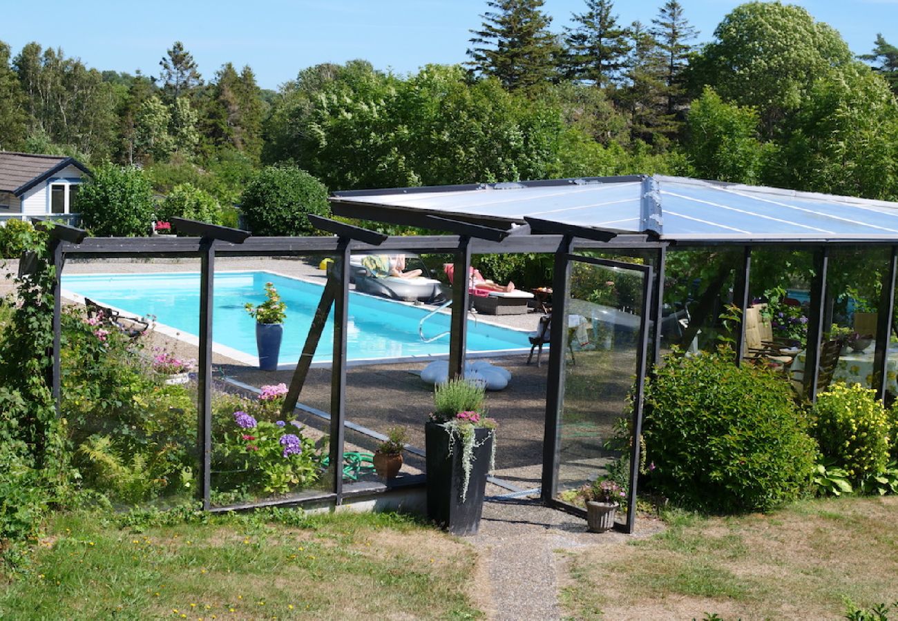 Ferienhaus in Ellös - Wunderbares Ferienhaus mit Meerblick und eigenem Pool