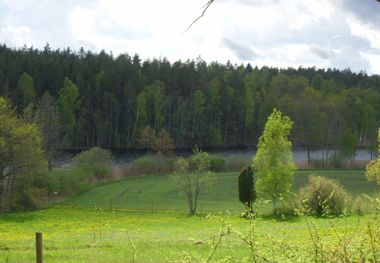 Ferienhaus in Oskarshamn - Smålandurlaub im Wald zwischen Seen und Ostseeküste