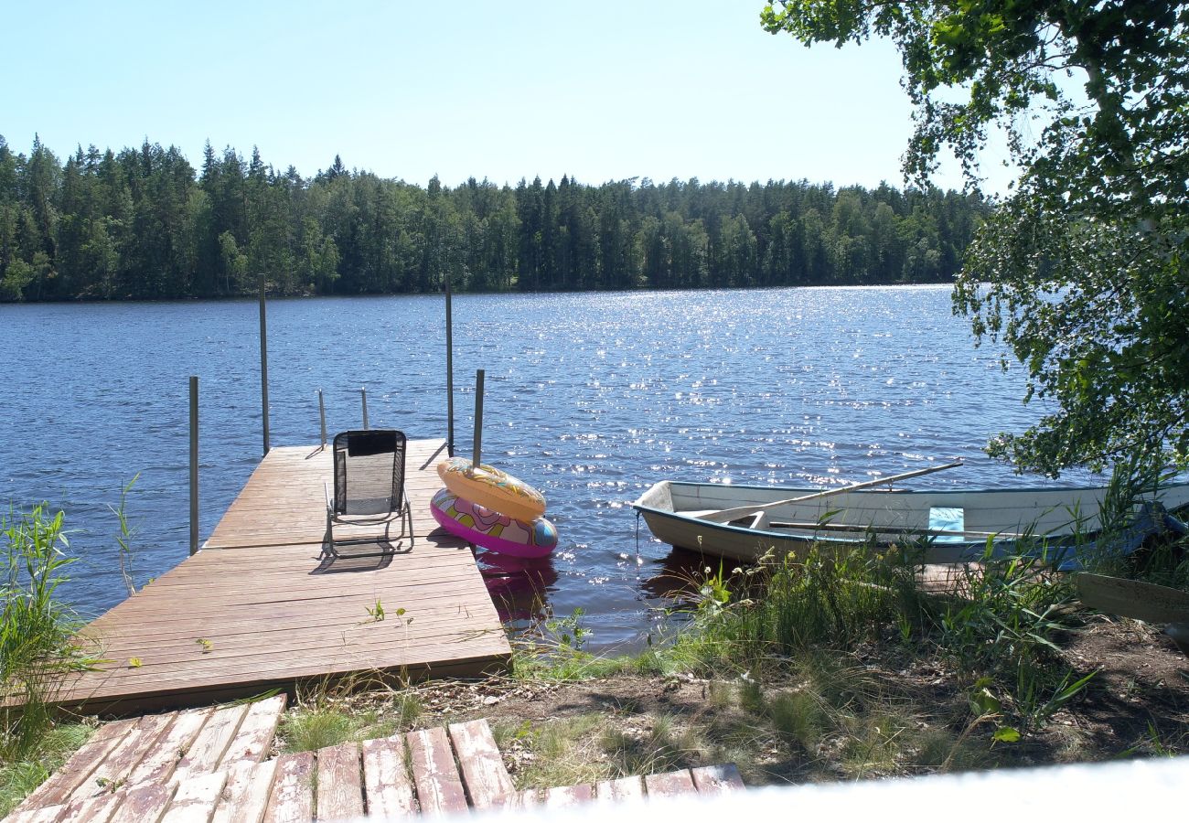 Ferienhaus in Oskarshamn - Smålandurlaub im Wald zwischen Seen und Ostseeküste