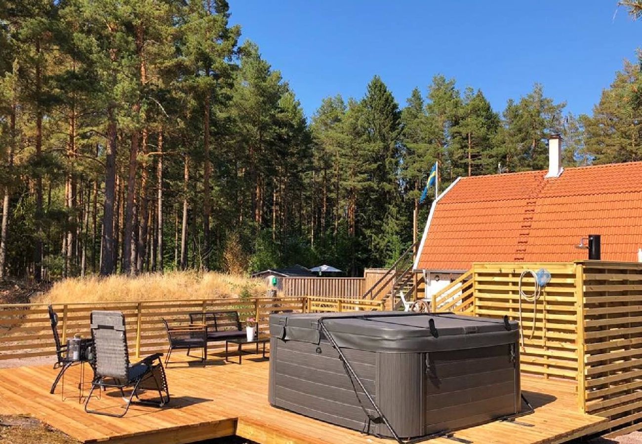 Ferienhaus in Oskarshamn - Smålandurlaub im Wald zwischen Seen und Ostseeküste