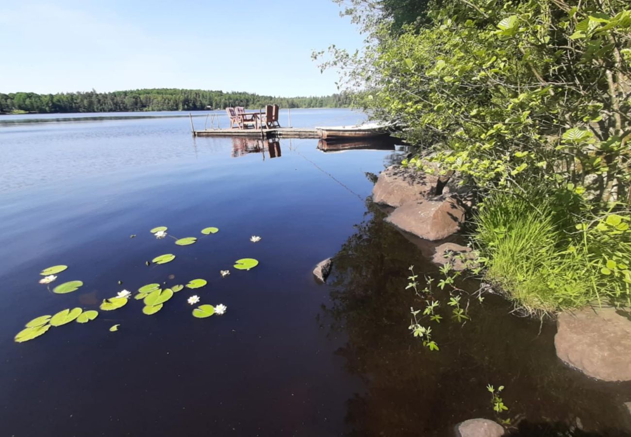 Ferienhaus in Röke - Urlaub an einem Waldsee in Skåne mit Boot