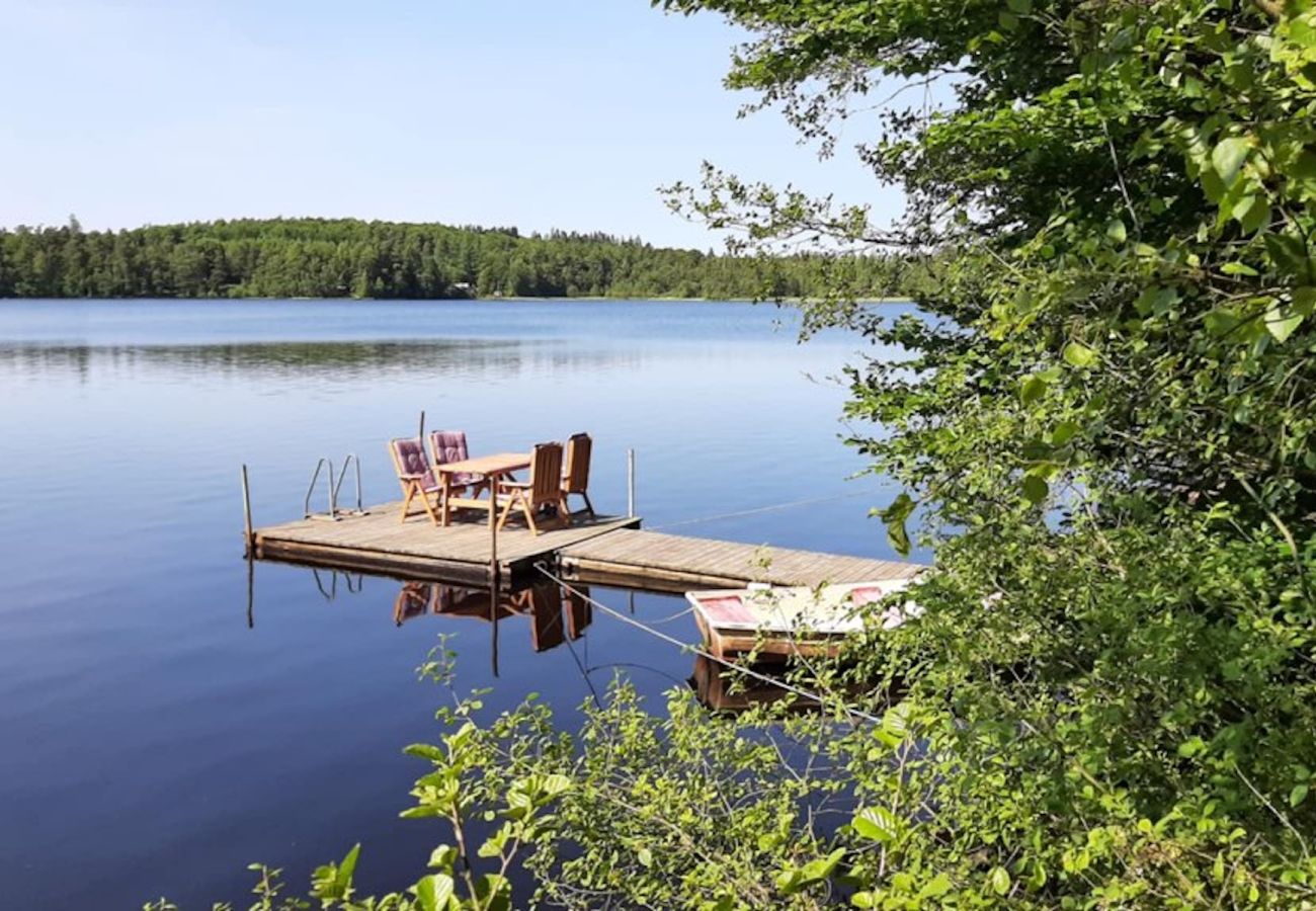 Ferienhaus in Röke - Urlaub an einem Waldsee in Skåne mit Boot