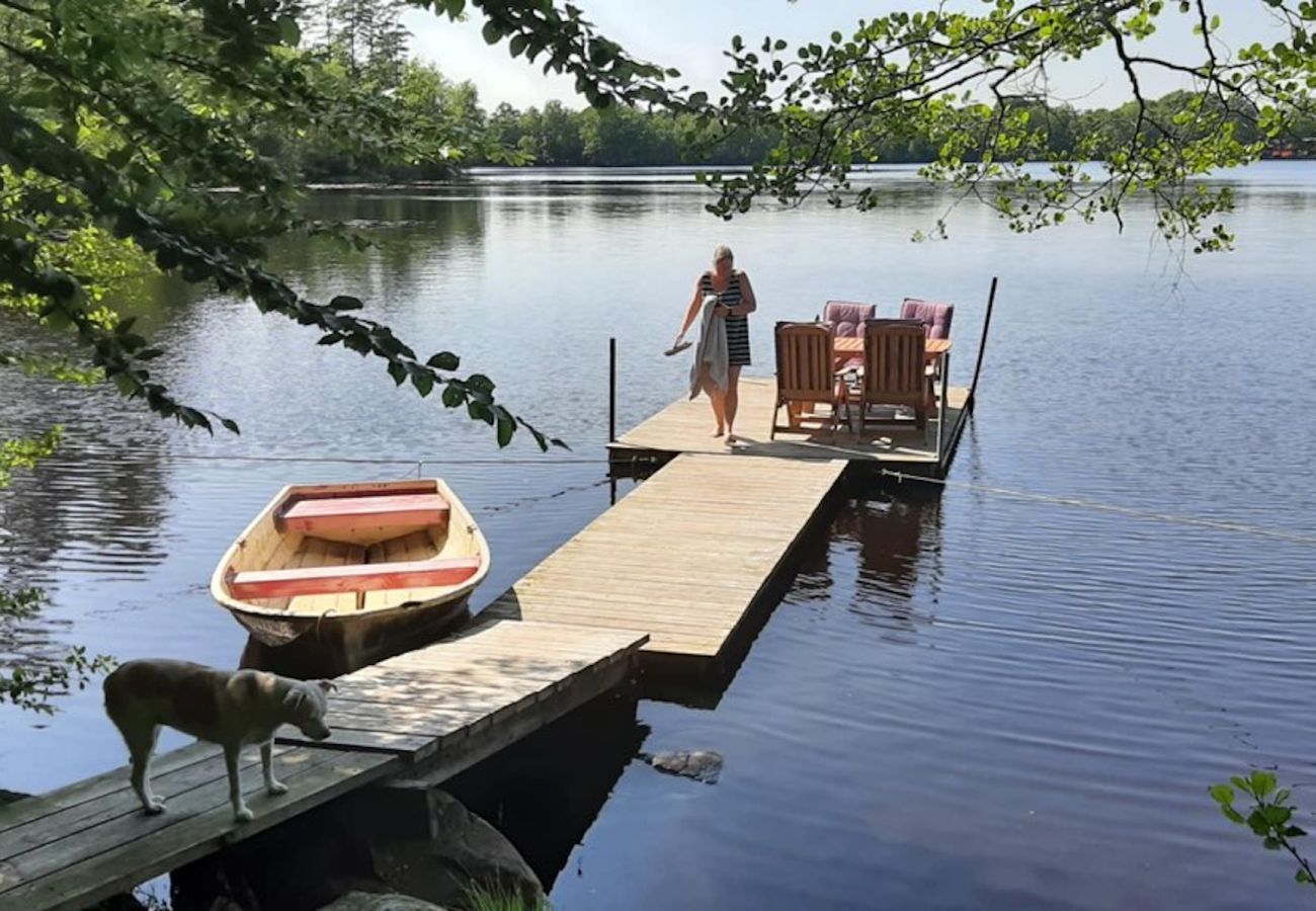 Ferienhaus in Röke - Urlaub an einem Waldsee in Skåne mit Boot