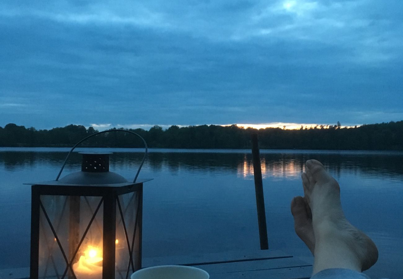 Ferienhaus in Röke - Urlaub an einem Waldsee in Skåne mit Boot