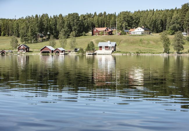 Ferienhaus in Gällö - Traumlage mit riesiger Terrasse direkt am See