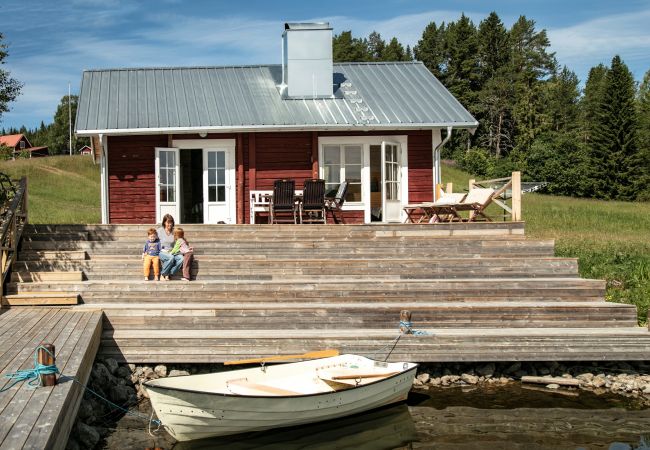 Ferienhaus in Gällö - Traumlage mit riesiger Terrasse direkt am See