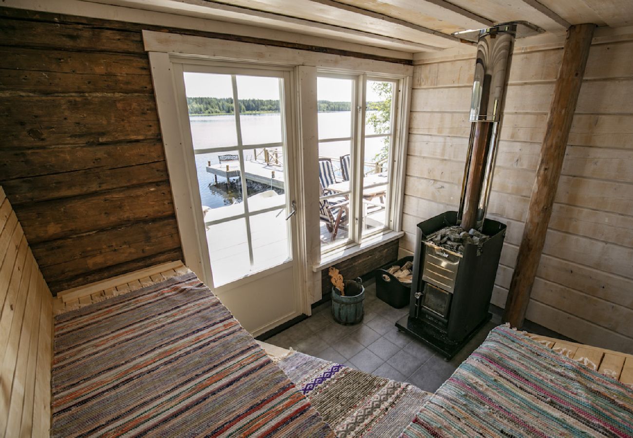 Ferienhaus in Gällö - Traumlage mit riesiger Terrasse direkt am See