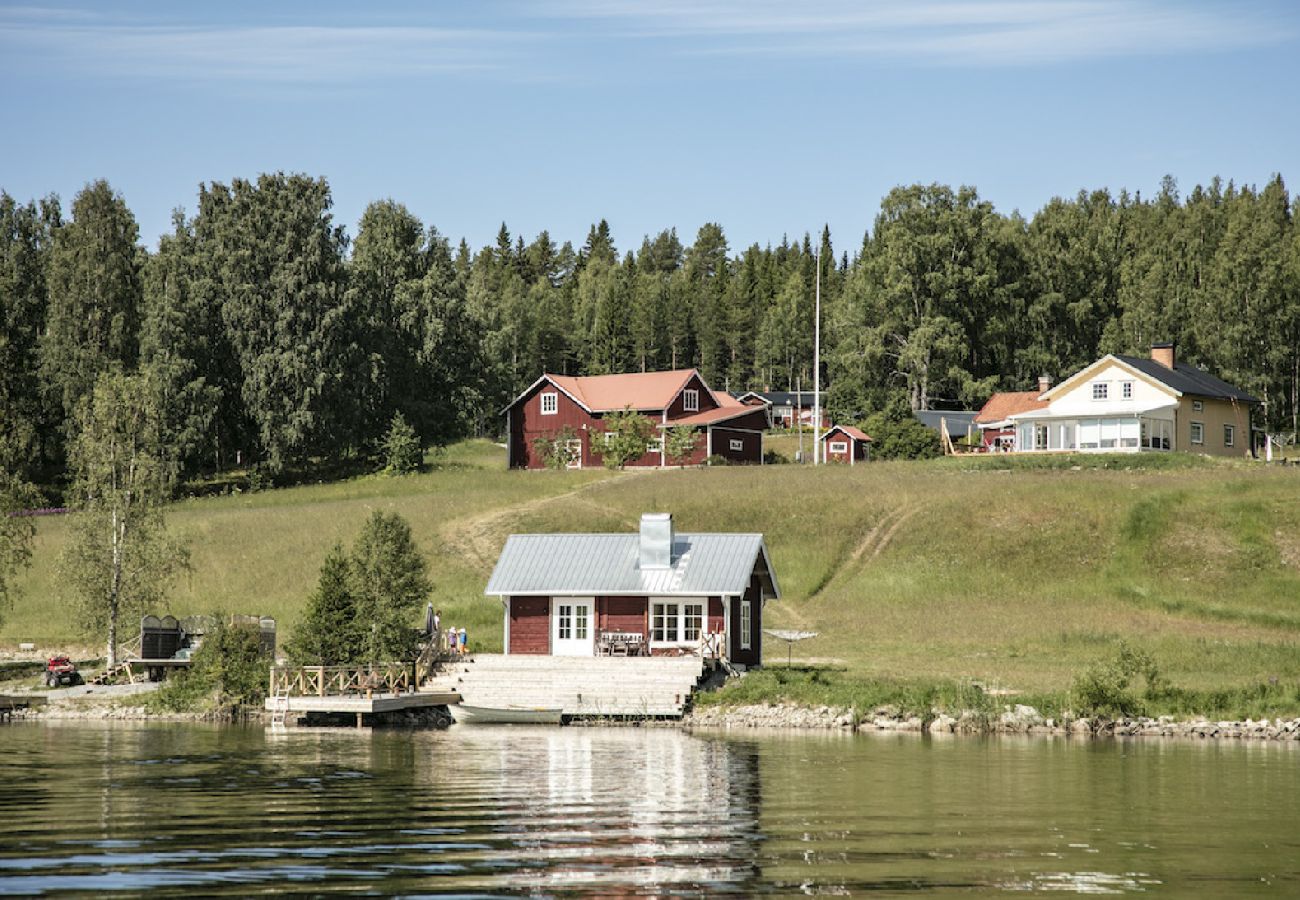 Ferienhaus in Gällö - Traumlage mit riesiger Terrasse direkt am See