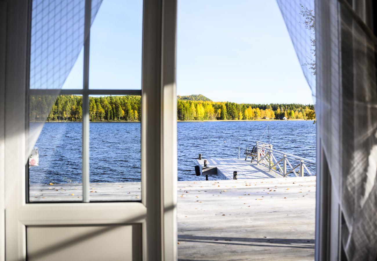 Ferienhaus in Gällö - Traumlage mit riesiger Terrasse direkt am See