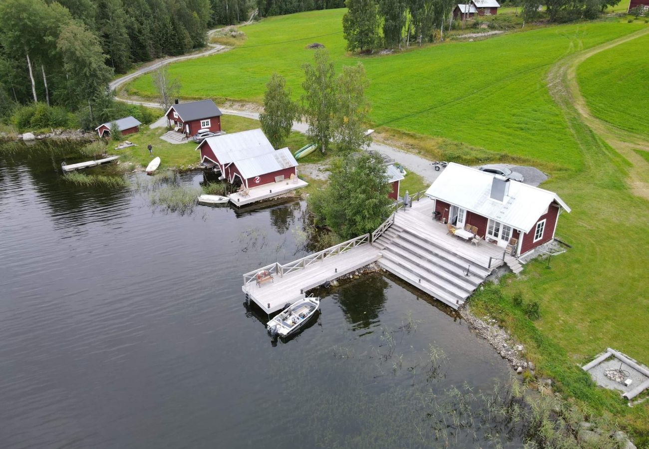 Ferienhaus in Gällö - Traumlage mit riesiger Terrasse direkt am See