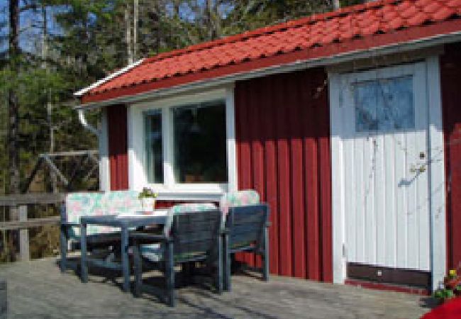 Ferienhaus in Tyresö - Reizendes Ferienhäuschen am Hang mit Meerblick bei Stockholm, Internet und Sauna