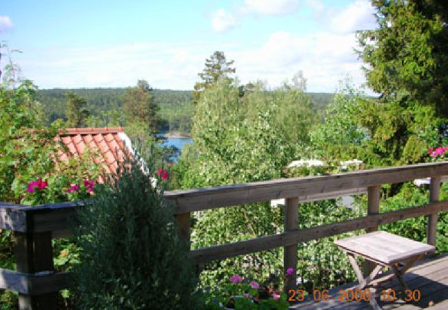 Ferienhaus in Tyresö - Reizendes Ferienhäuschen am Hang mit Meerblick bei Stockholm, Internet und Sauna