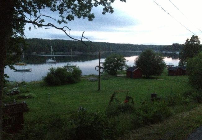 Ferienhaus in Tyresö - Reizendes Ferienhäuschen am Hang mit Meerblick bei Stockholm, Internet und Sauna