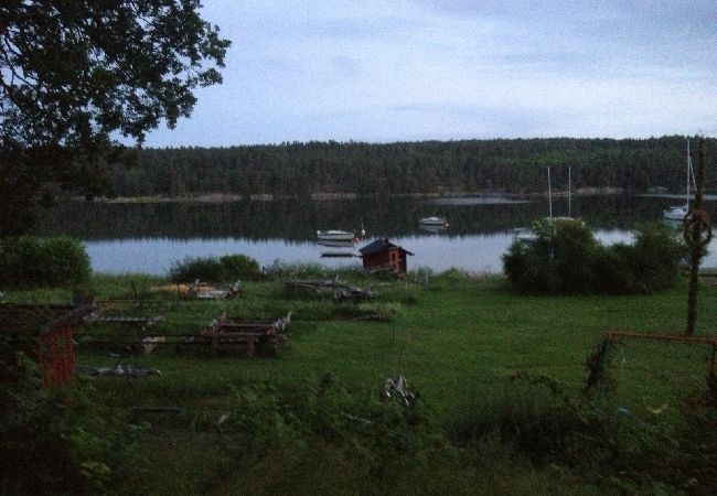 Ferienhaus in Tyresö - Reizendes Ferienhäuschen am Hang mit Meerblick bei Stockholm, Internet und Sauna