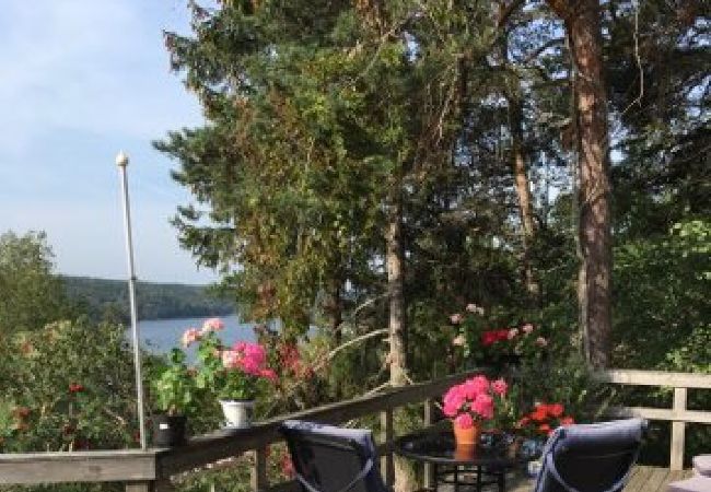 Ferienhaus in Tyresö - Reizendes Ferienhäuschen am Hang mit Meerblick bei Stockholm, Internet und Sauna