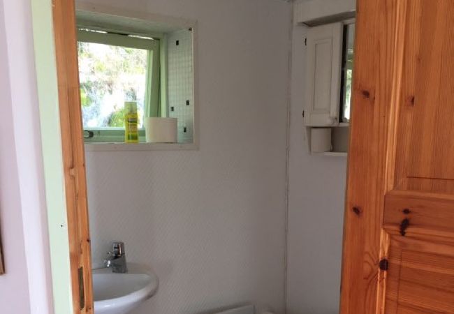 Ferienhaus in Tyresö - Reizendes Ferienhäuschen am Hang mit Meerblick bei Stockholm mit Internet Ferienhaus in Tyresö - Reizendes Ferienhäuschen am Hang mit Meerblick bei Stockholm mit Internet