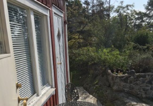 Ferienhaus in Tyresö - Reizendes Ferienhäuschen am Hang mit Meerblick bei Stockholm, Internet und Sauna