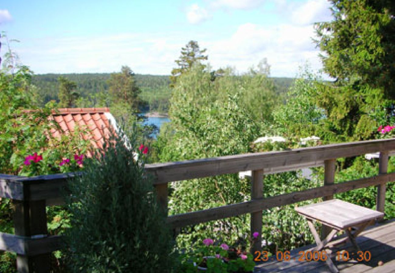 Ferienhaus in Tyresö - Reizendes Ferienhäuschen am Hang mit Meerblick bei Stockholm mit Internet