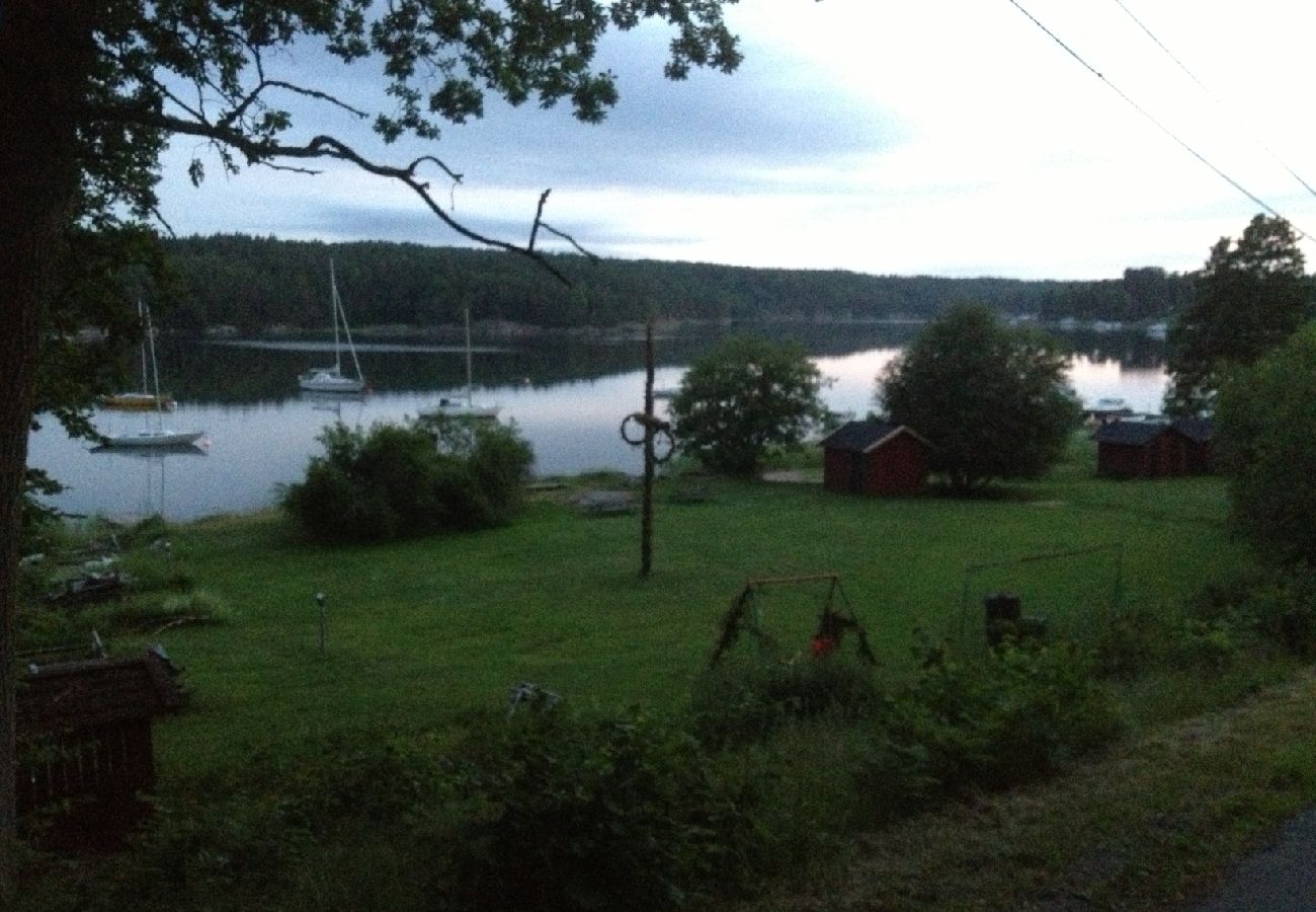 Ferienhaus in Tyresö - Reizendes Ferienhäuschen am Hang mit Meerblick bei Stockholm mit Internet
