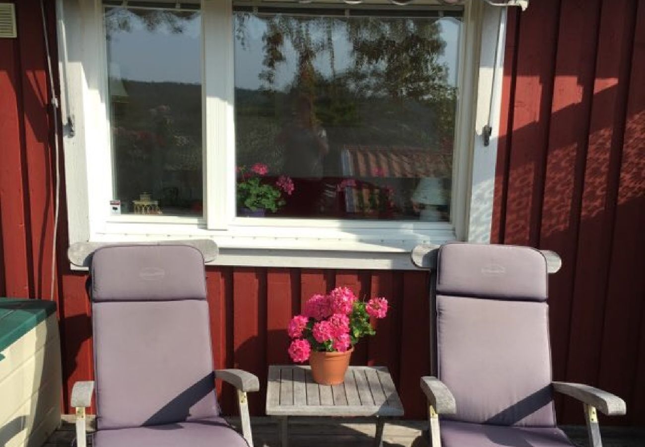 Ferienhaus in Tyresö - Reizendes Ferienhäuschen am Hang mit Meerblick bei Stockholm mit Internet