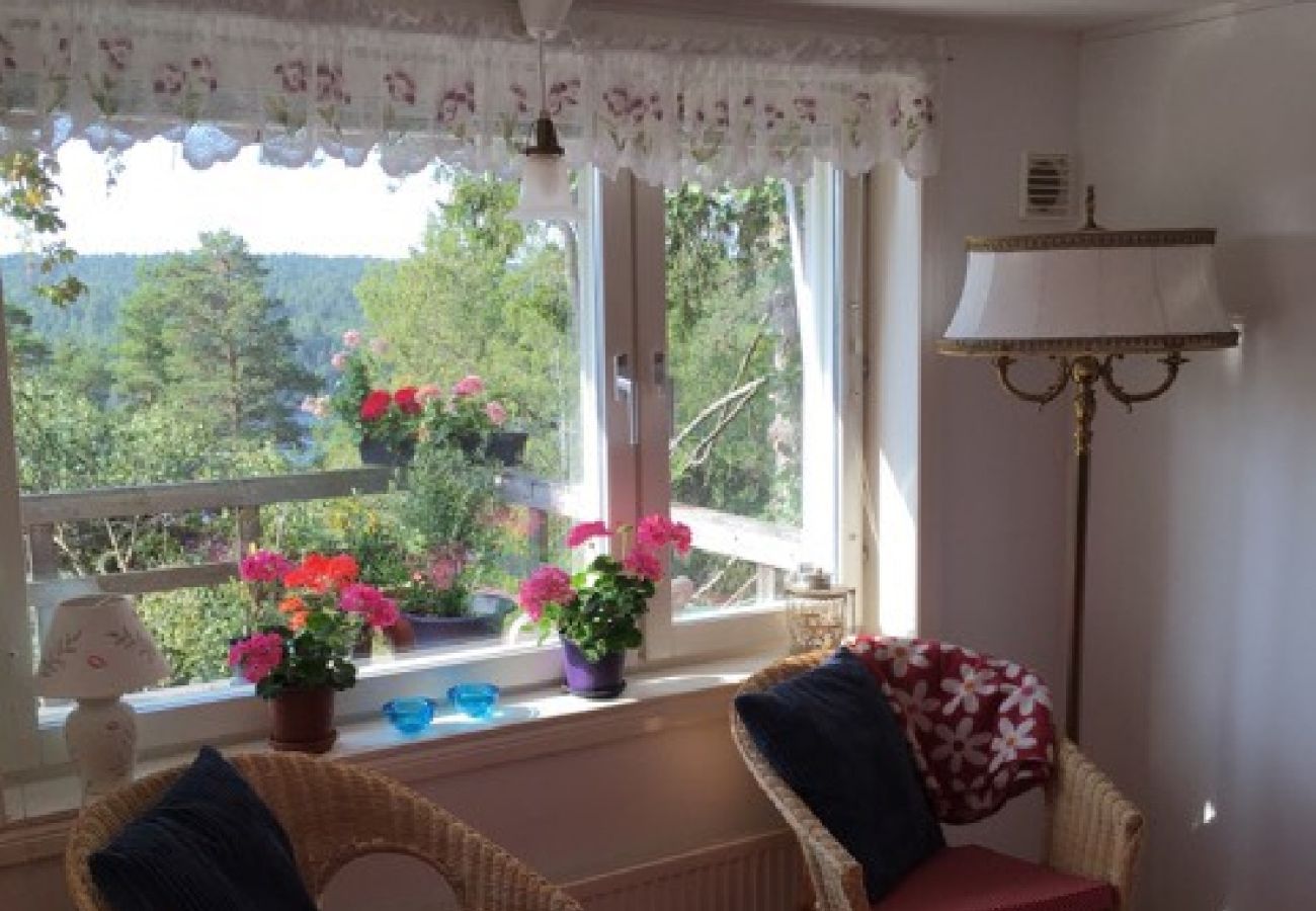 Ferienhaus in Tyresö - Reizendes Ferienhäuschen am Hang mit Meerblick bei Stockholm mit Internet