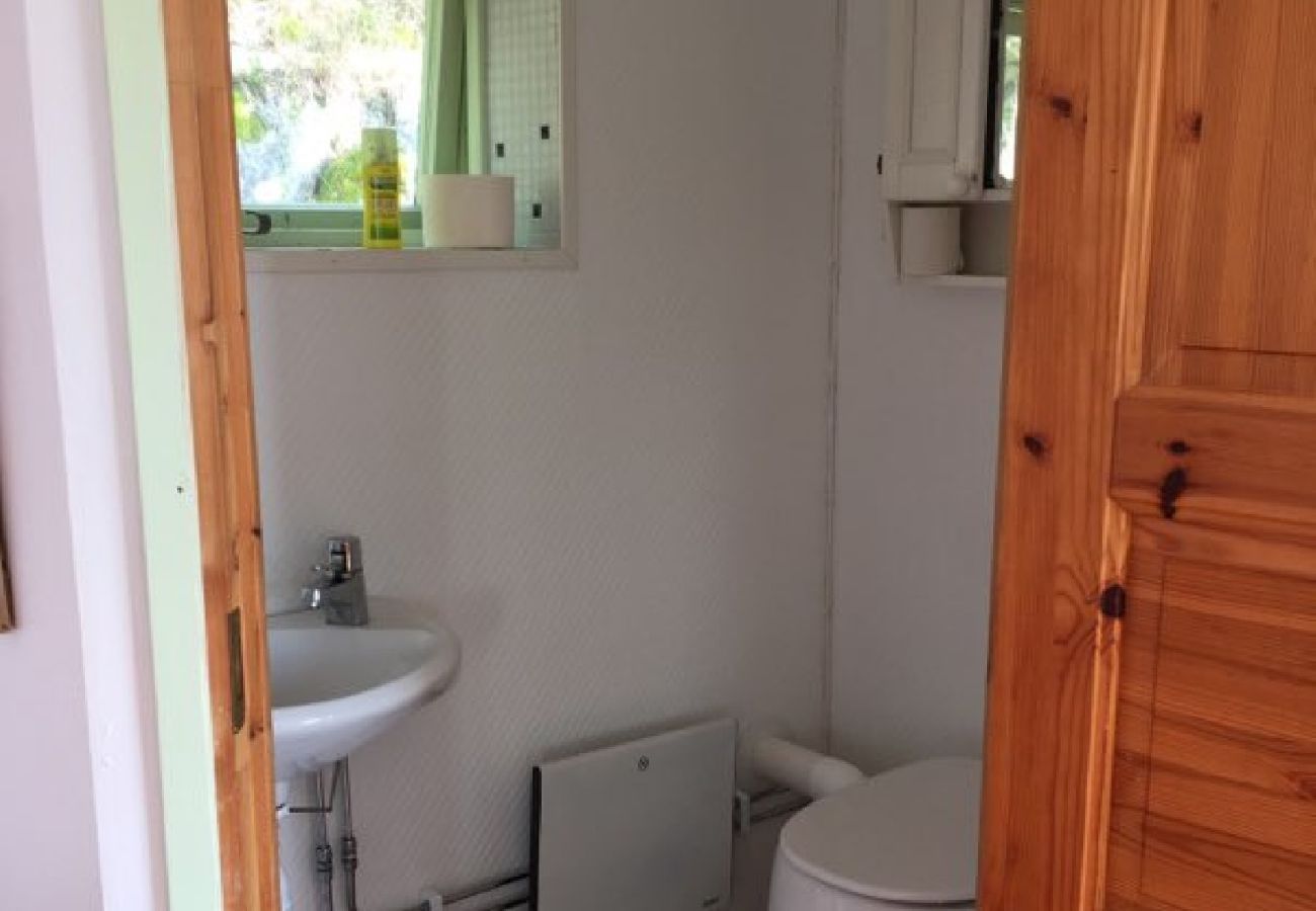 Ferienhaus in Tyresö - Reizendes Ferienhäuschen am Hang mit Meerblick bei Stockholm mit Internet