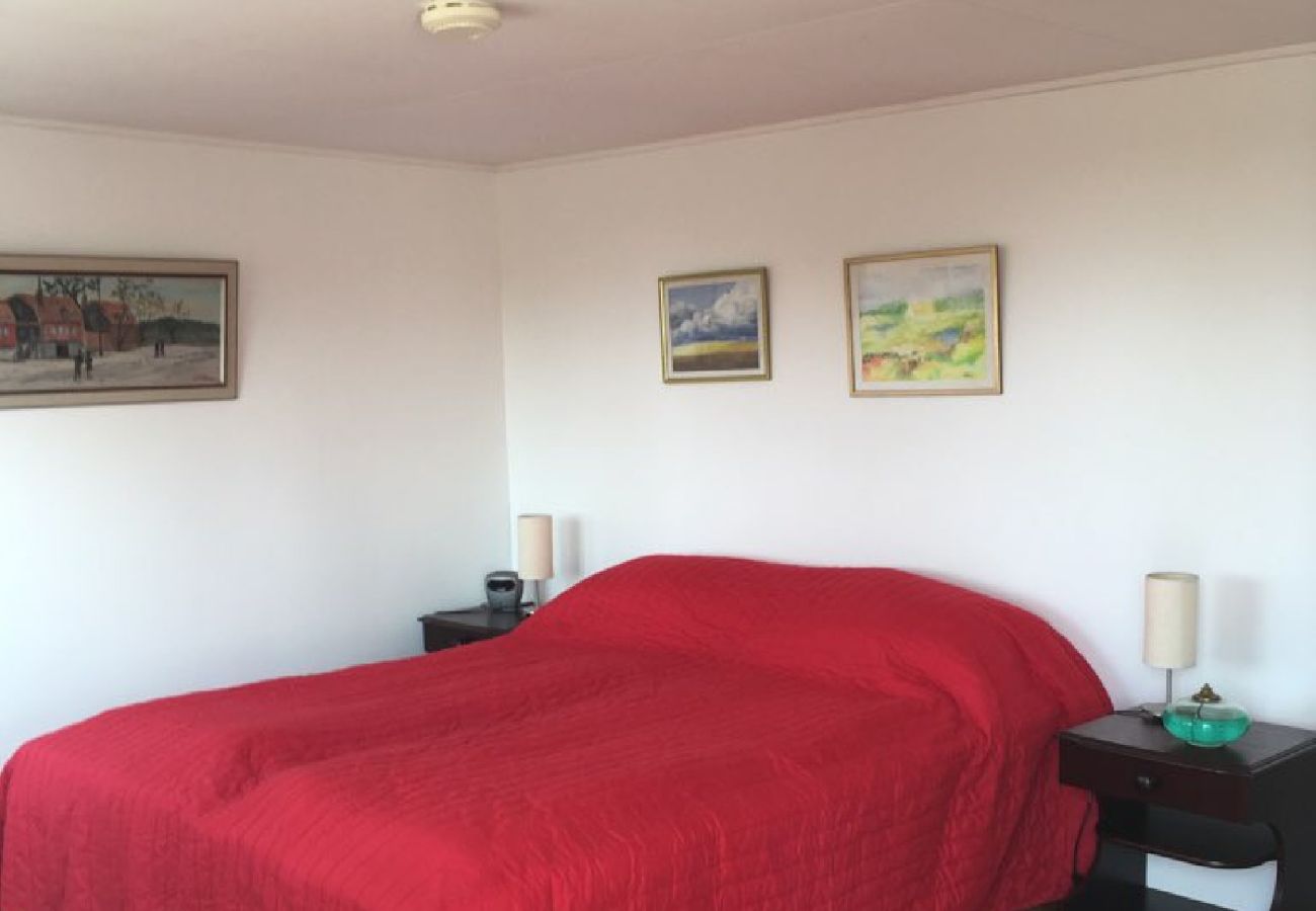 Ferienhaus in Tyresö - Reizendes Ferienhäuschen am Hang mit Meerblick bei Stockholm mit Internet