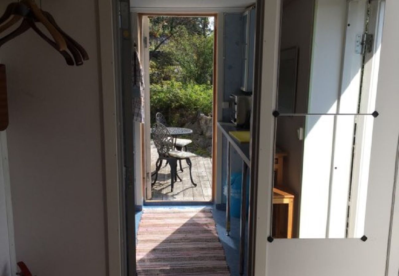Ferienhaus in Tyresö - Reizendes Ferienhäuschen am Hang mit Meerblick bei Stockholm mit Internet