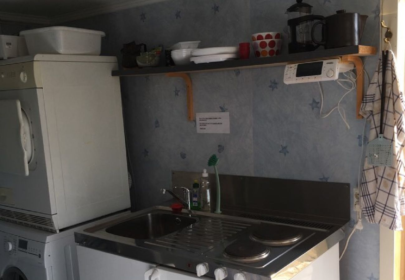 Ferienhaus in Tyresö - Reizendes Ferienhäuschen am Hang mit Meerblick bei Stockholm mit Internet