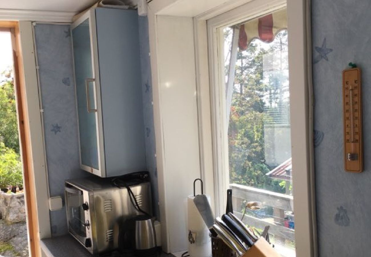 Ferienhaus in Tyresö - Reizendes Ferienhäuschen am Hang mit Meerblick bei Stockholm mit Internet