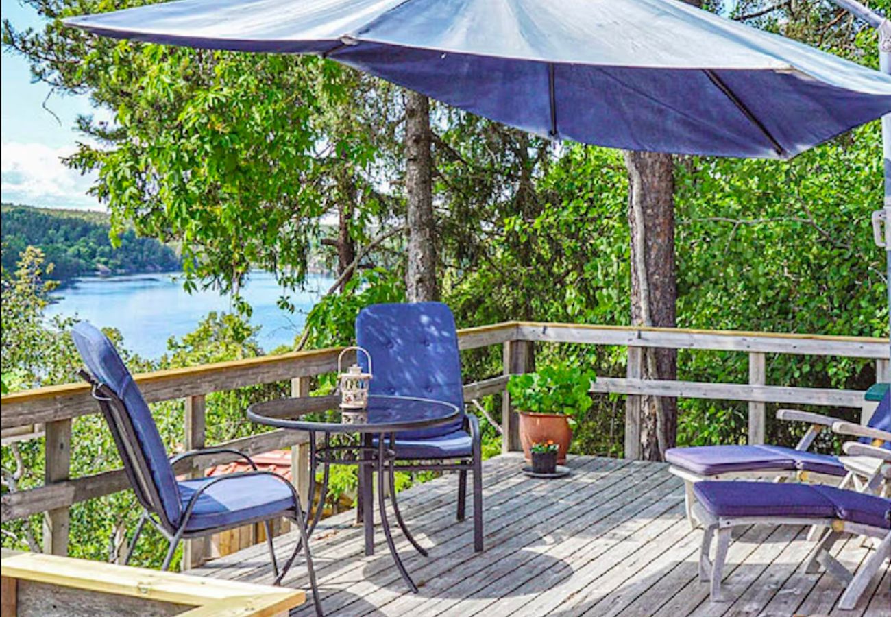 Ferienhaus in Tyresö - Reizendes Ferienhäuschen am Hang mit Meerblick bei Stockholm mit Internet