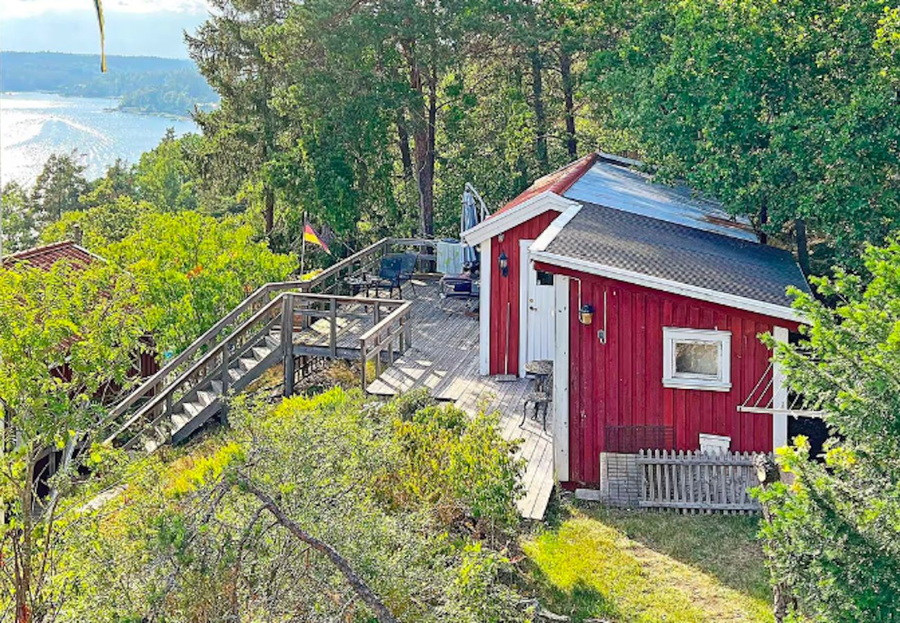 Ferienhaus in Tyresö - Reizendes Ferienhäuschen am Hang mit Meerblick bei Stockholm mit Internet