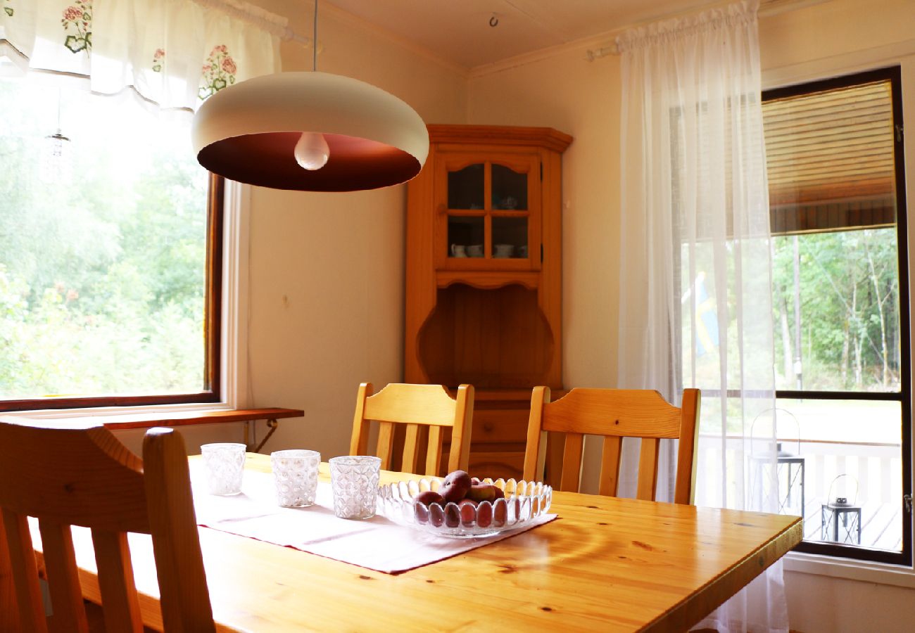 Ferienhaus in Annerstad - Rot-weisses Ferienhäuschen am See Kösen mit Boot