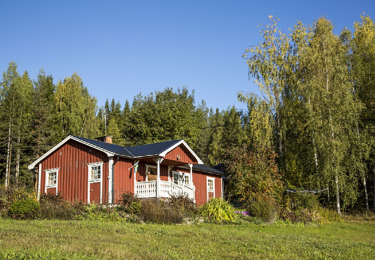 Ferienhaus in Gällö - Schnuckliches Ferienhaus mit Seeblick, Wifi und Boot