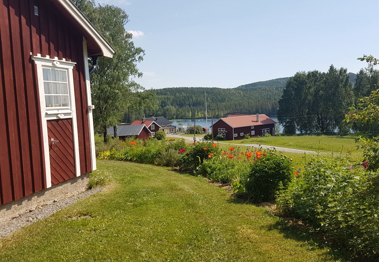 Ferienhaus in Gällö - Schnuckliches Ferienhaus mit Seeblick, Wifi und Boot