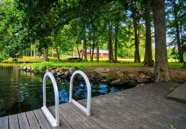 Ferienhaus in Holsbybrunn - Rot-weisses Ferienhaus naturschön am Fluss Emån gelegen