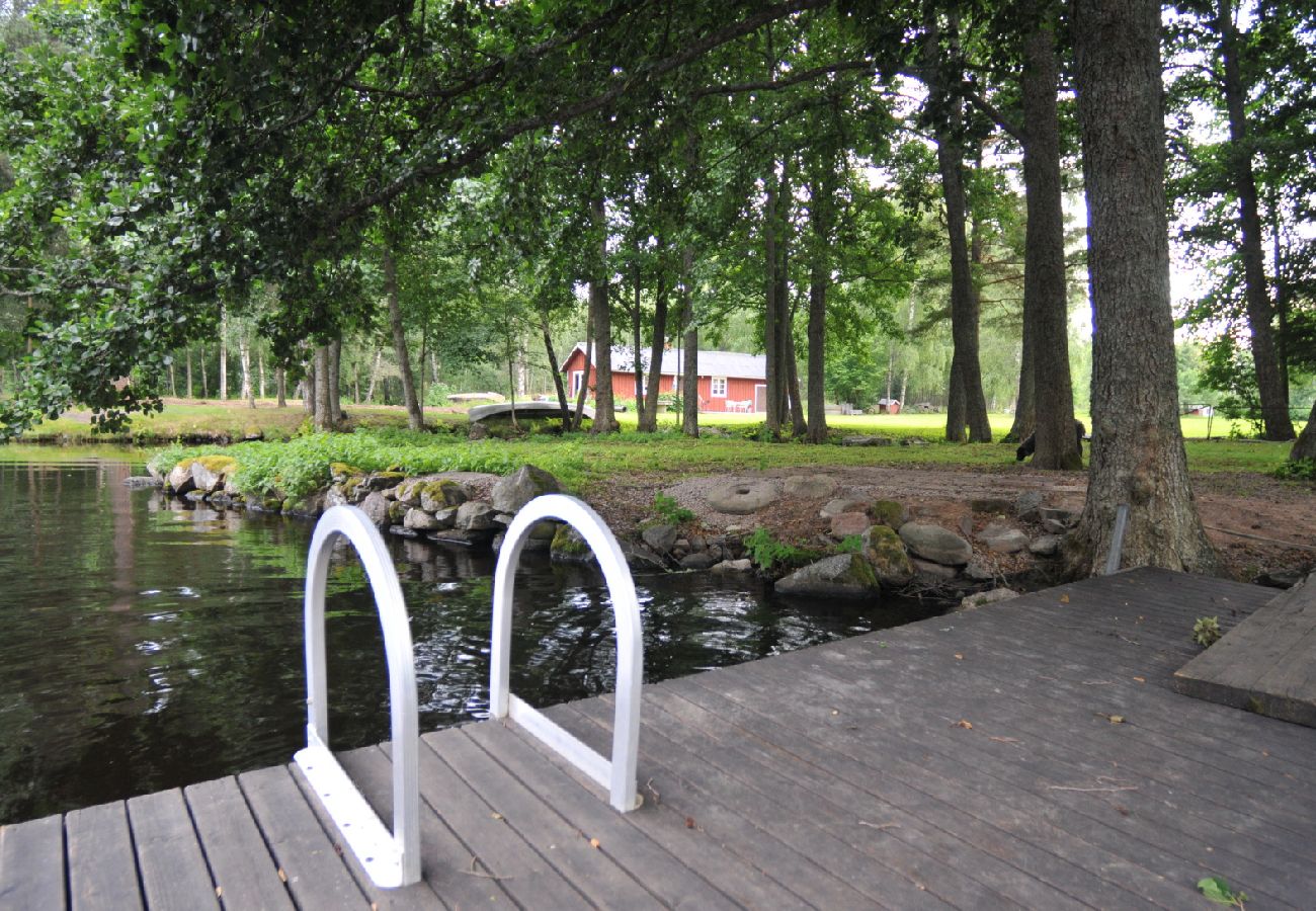 Ferienhaus in Holsbybrunn - Rot-weisses Ferienhaus naturschön am Fluss Emån gelegen