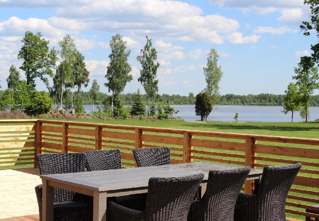 Ferienhaus in Väckelsång - Komfort-Ferienhaus mit Seeblick, Motorboot und beheiztem Pool vor der Tür