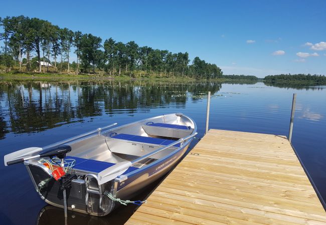 Ferienhaus in Väckelsång - Komfort-Ferienhaus mit Seeblick, Motorboot und beheiztem Pool vor der Tür