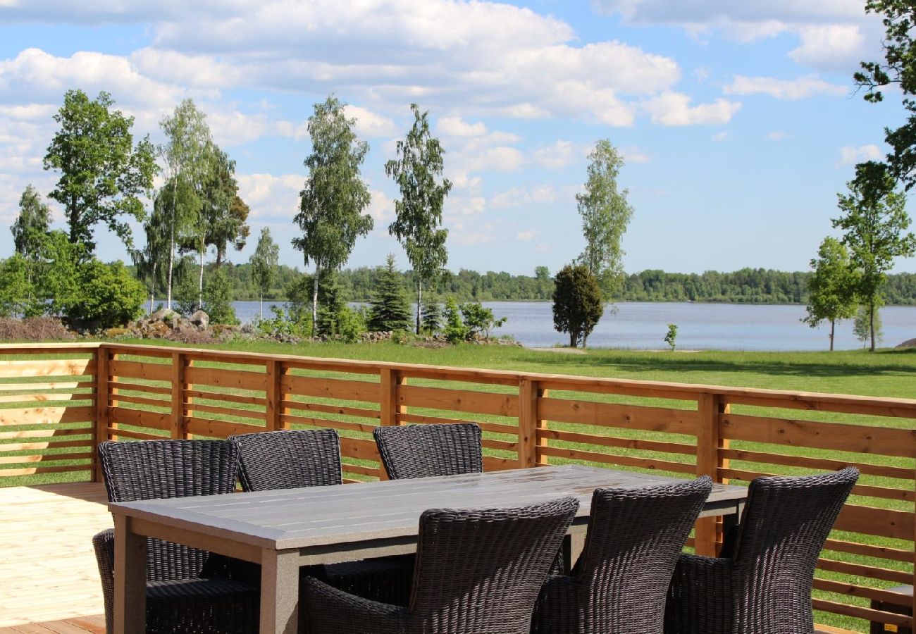 Ferienhaus in Väckelsång - Komfort-Ferienhaus mit Seeblick, Motorboot und beheiztem Pool vor der Tür