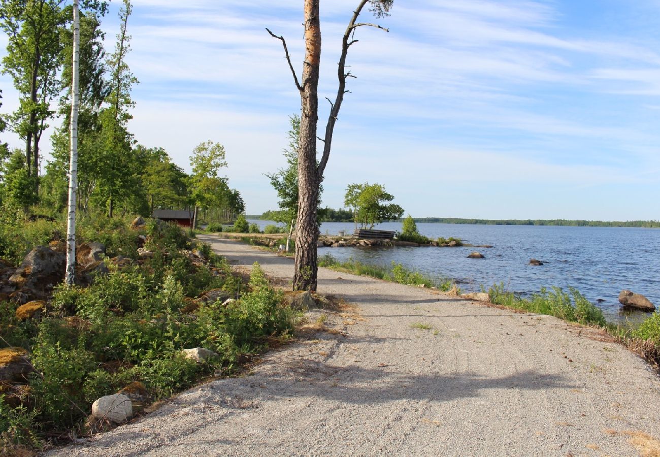 Ferienhaus in Väckelsång - Komfort-Ferienhaus mit Seeblick, Motorboot und beheiztem Pool vor der Tür