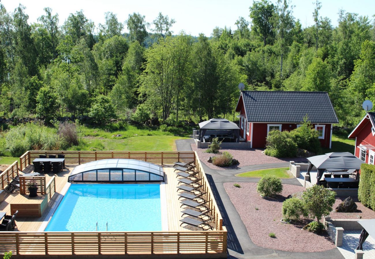 Ferienhaus in Väckelsång - Komfort-Ferienhaus mit Seeblick, Motorboot und beheiztem Pool vor der Tür