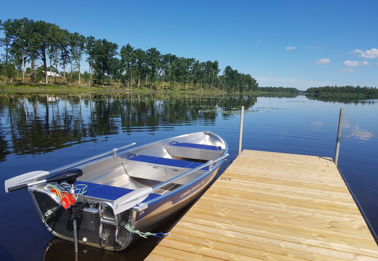 Ferienhaus in Väckelsång - Komfort-Ferienhaus mit Seeblick, Motorboot und beheiztem Pool vor der Tür