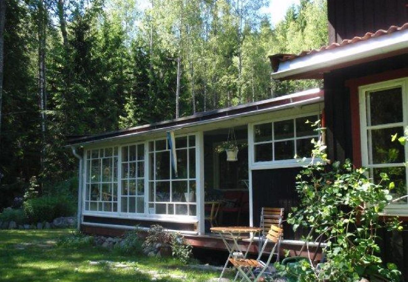 Ferienhaus in Dals Långed - Architektonisch auffallendes Ferienhaus an einem Waldsee mit Seeblick
