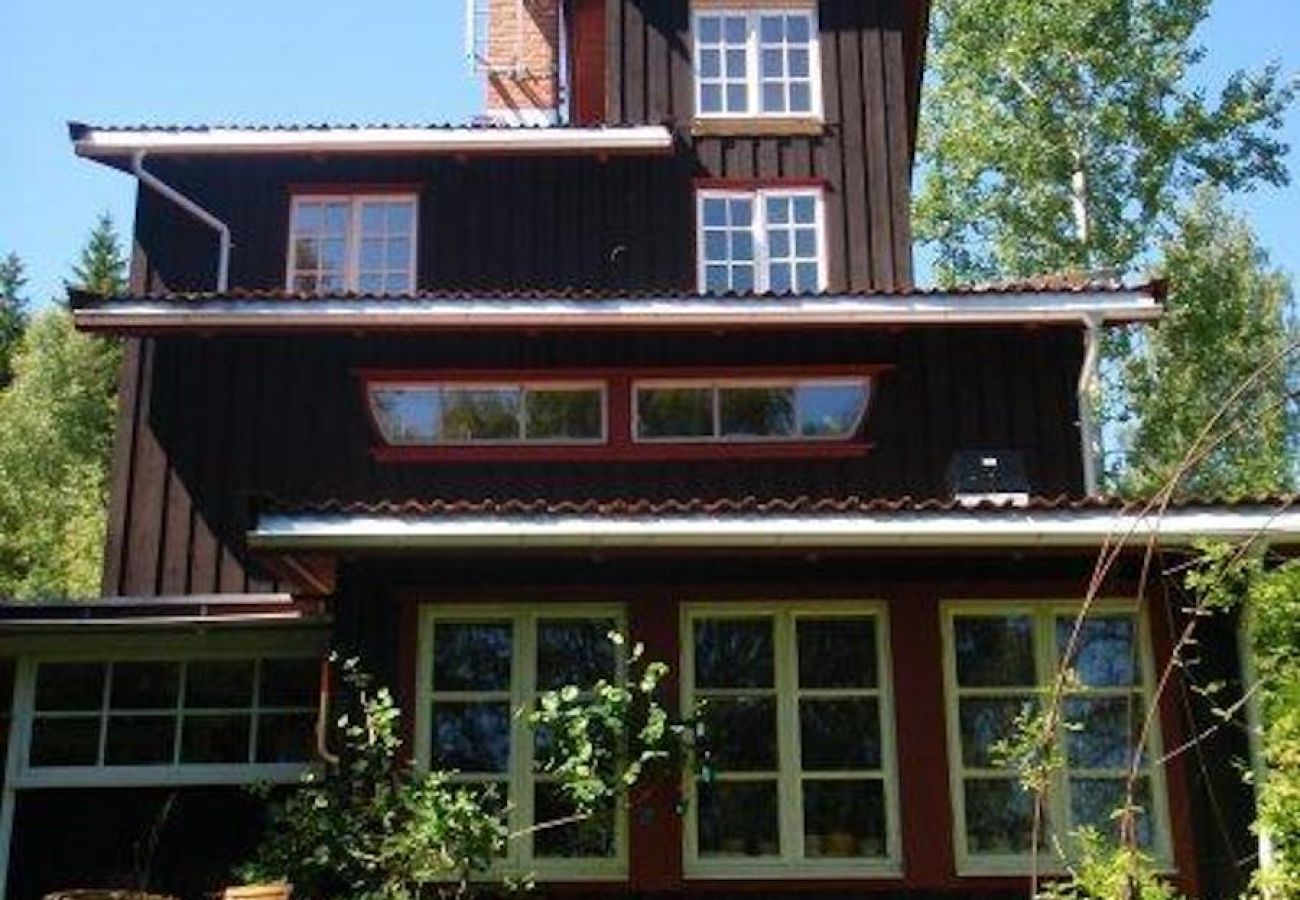 Ferienhaus in Dals Långed - Architektonisch auffallendes Ferienhaus an einem Waldsee mit Seeblick