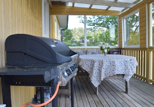 Ferienhaus in Vikbolandet - Flügelgebäude mit sehr schönen Seeblick 50 meter von der Badestelle