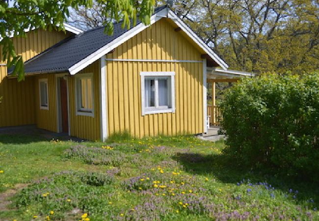 Ferienhaus in Vikbolandet - Flügelgebäude mit sehr schönen Seeblick 50 meter von der Badestelle