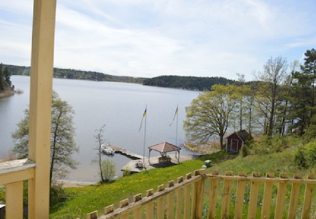 Ferienhaus in Vikbolandet - Flügelgebäude mit sehr schönen Seeblick 50 meter von der Badestelle