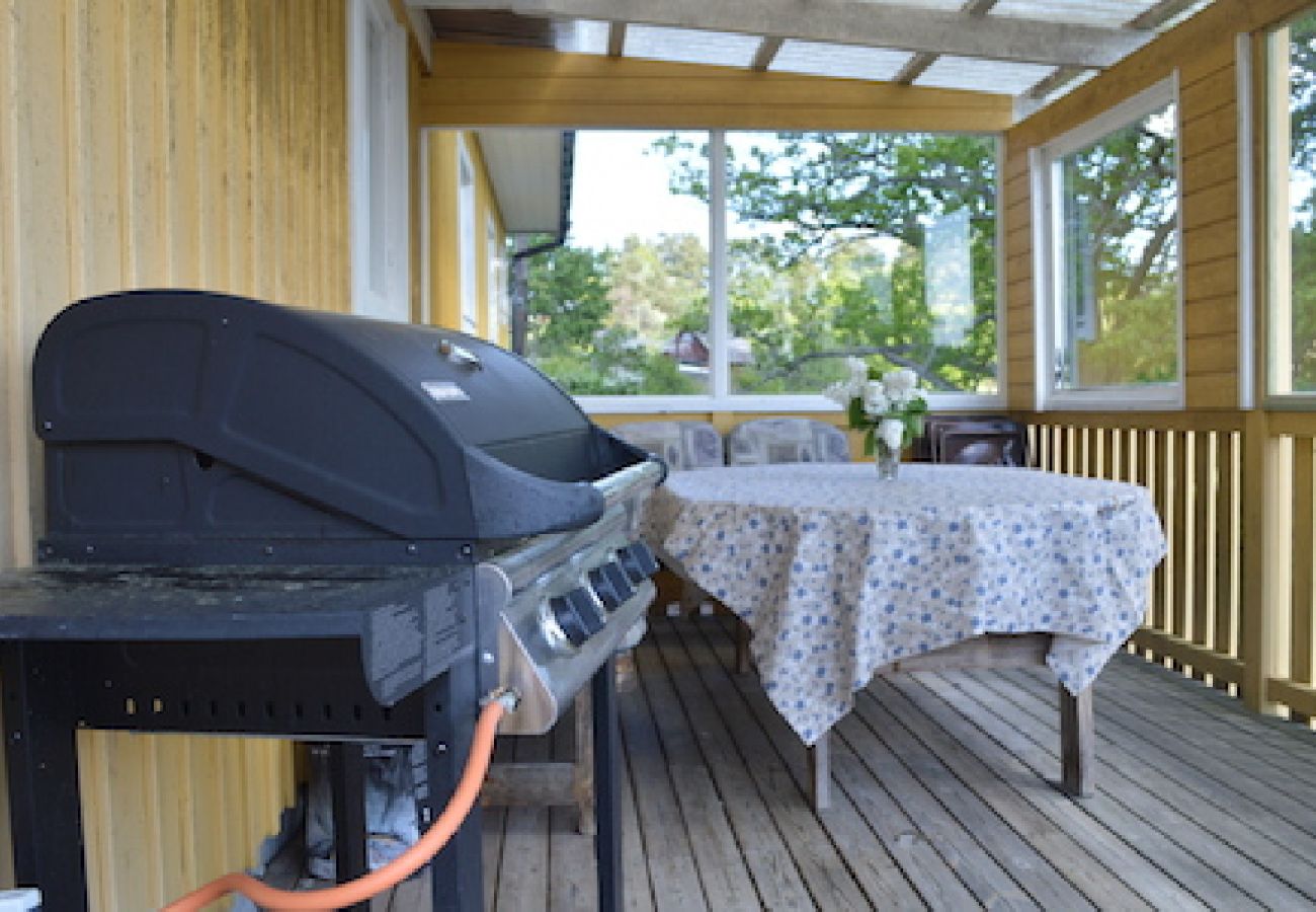 Ferienhaus in Vikbolandet - Flügelgebäude mit sehr schönen Seeblick 50 meter von der Badestelle