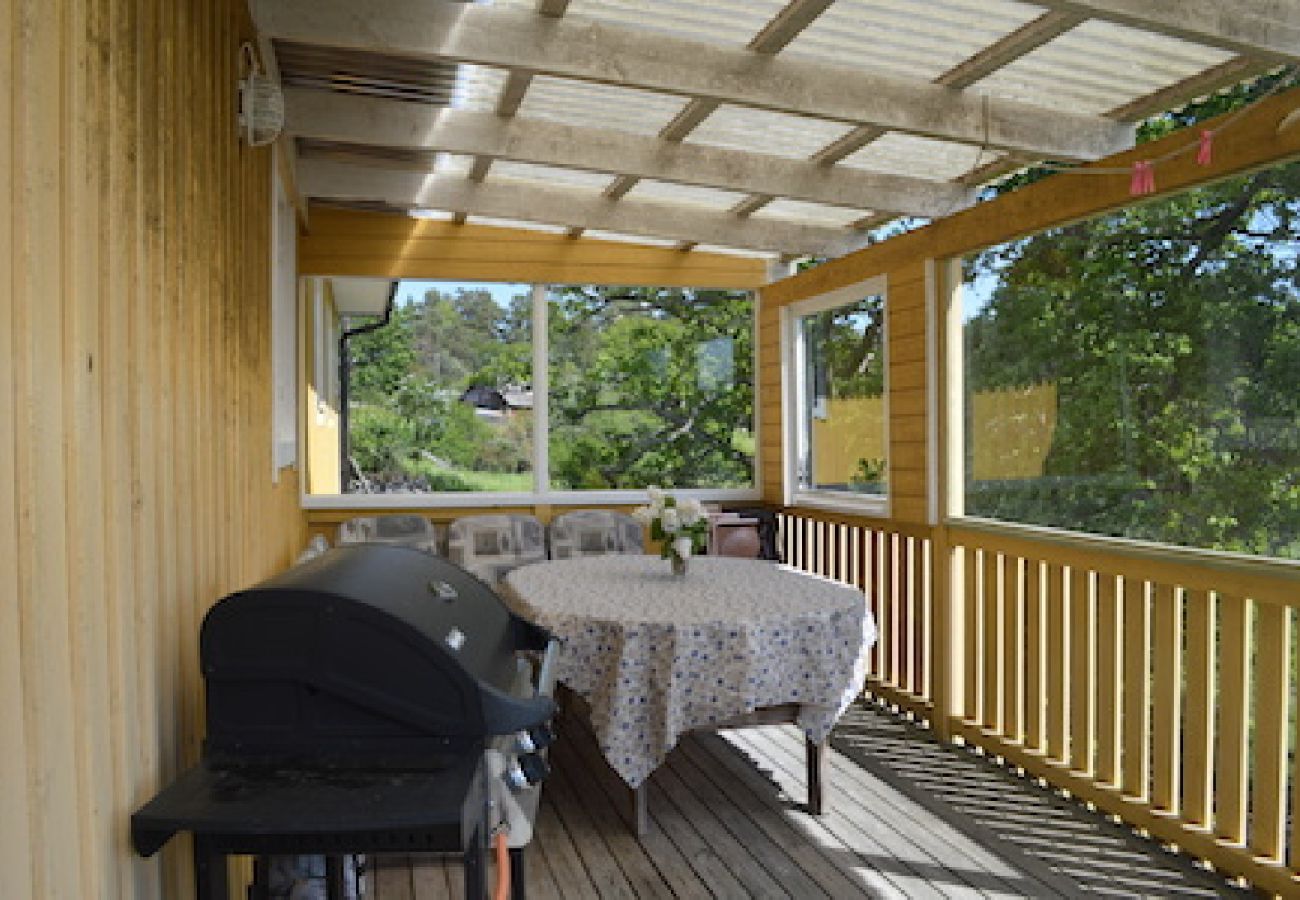 Ferienhaus in Vikbolandet - Flügelgebäude mit sehr schönen Seeblick 50 meter von der Badestelle